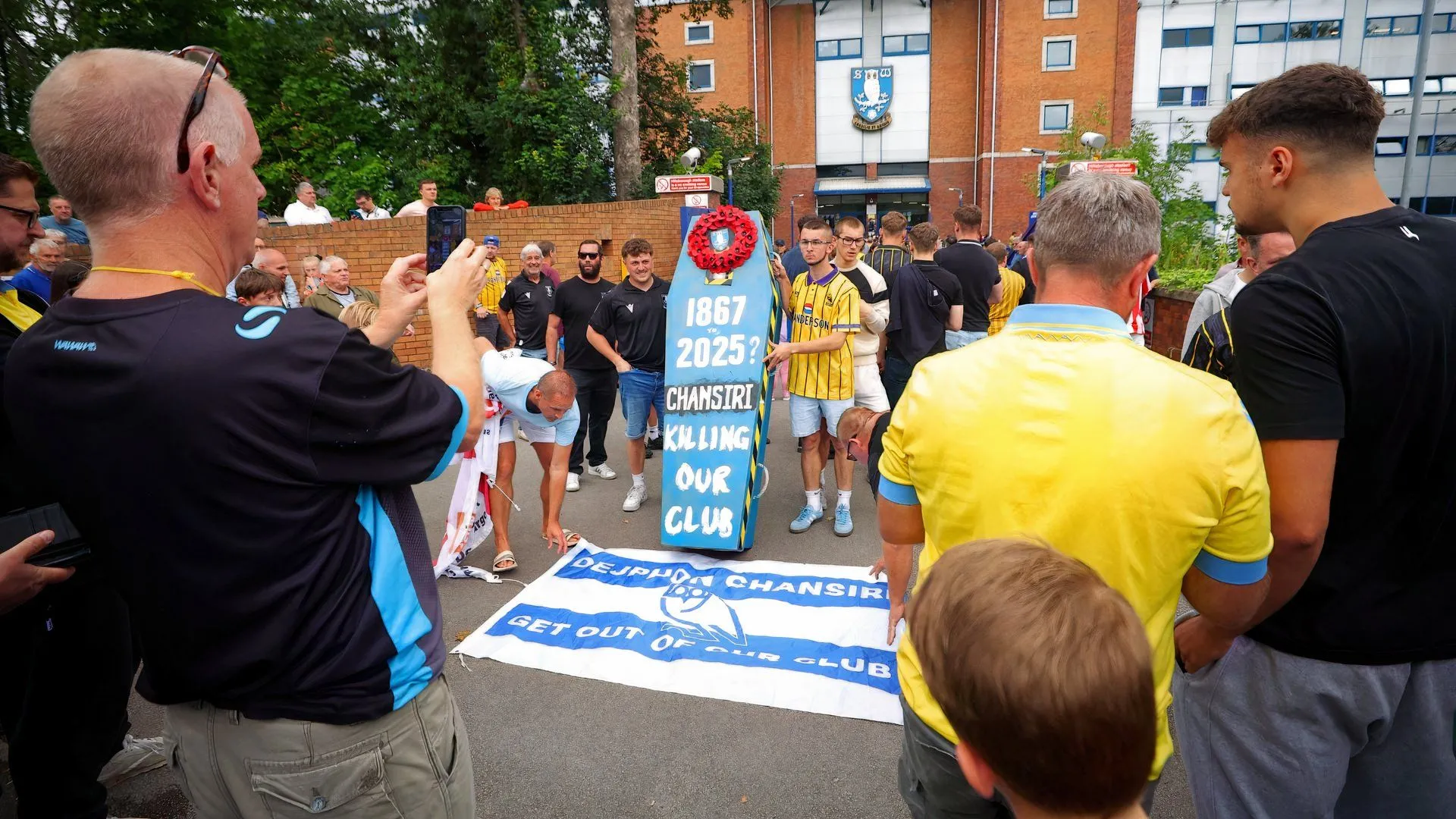 CĐV Sheffield Wednesday biểu tình bên ngoài Hillsborough phản đối chủ sở hữu và tình hình tài chính