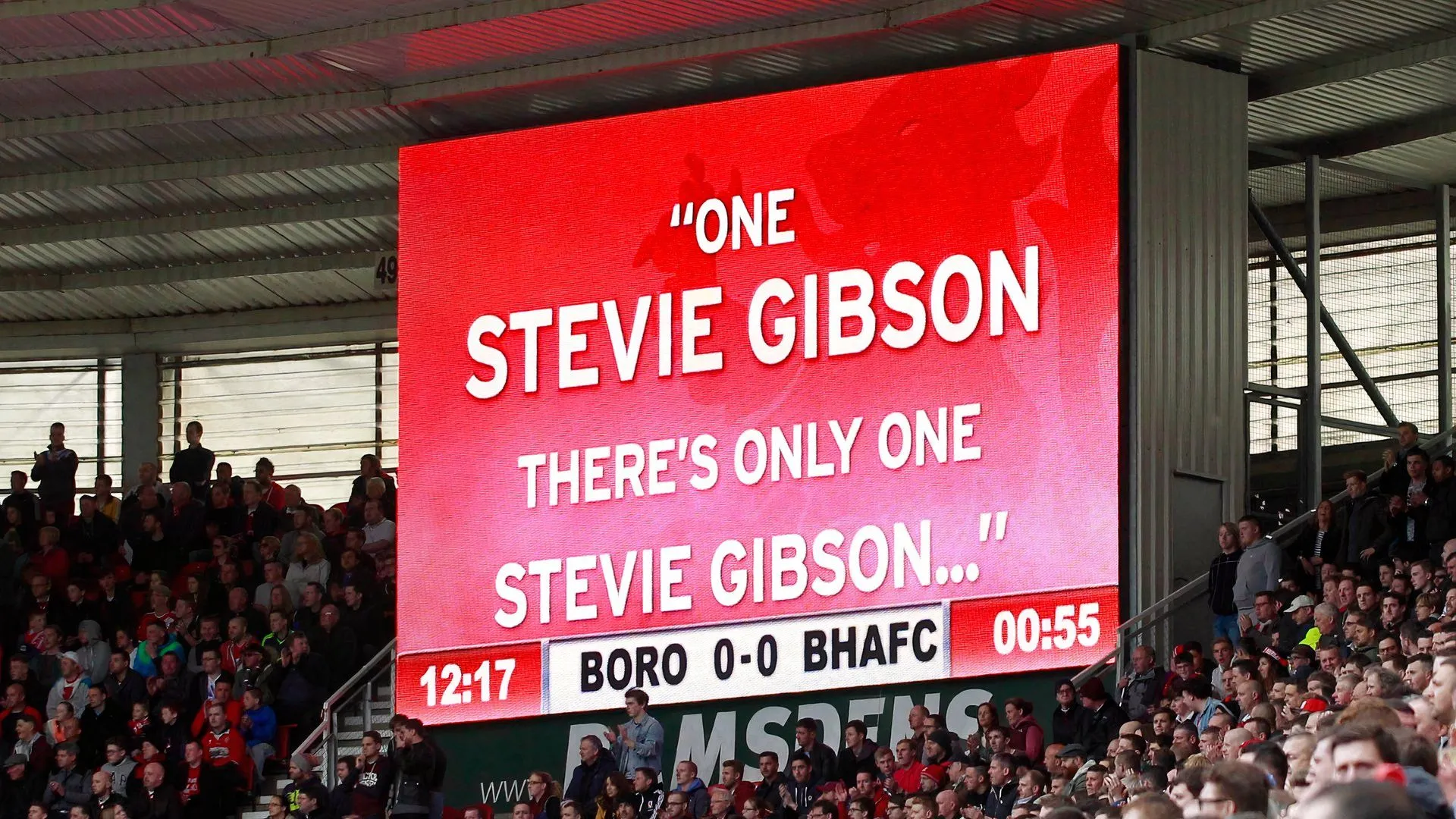 CĐV và ban lãnh đạo Middlesbrough tưởng nhớ chủ tịch Steve Gibson