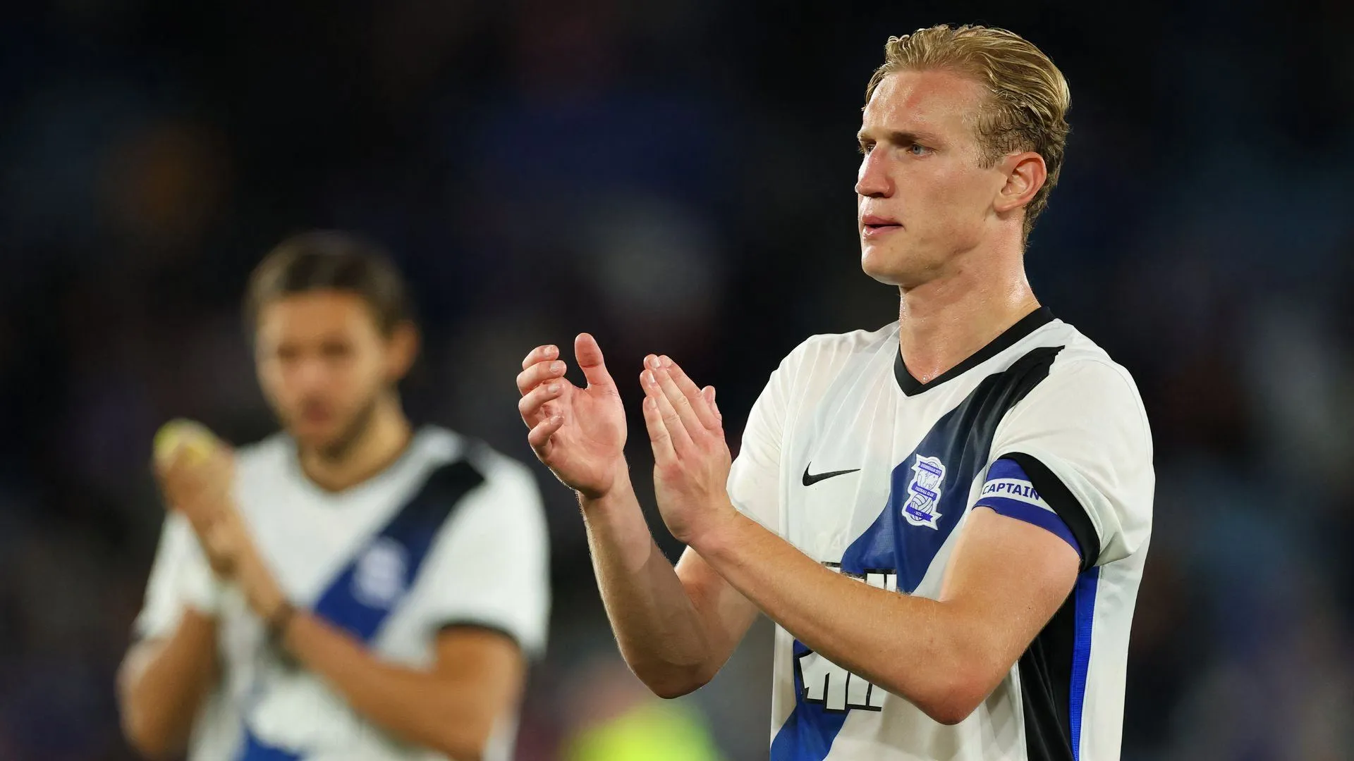 Christoph Klarer tranh chấp trên không cho Birmingham City trong trận gặp Leicester, đội trưởng dũng mãnh