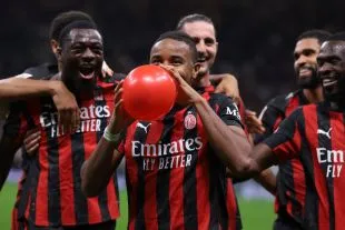 Christopher Nkunku ăn mừng bàn thắng cho AC Milan tại Coppa Italia trên sân Giuseppe Meazza, mô tả tiền đạo người Pháp hòa cùng đồng đội sau bàn thắng