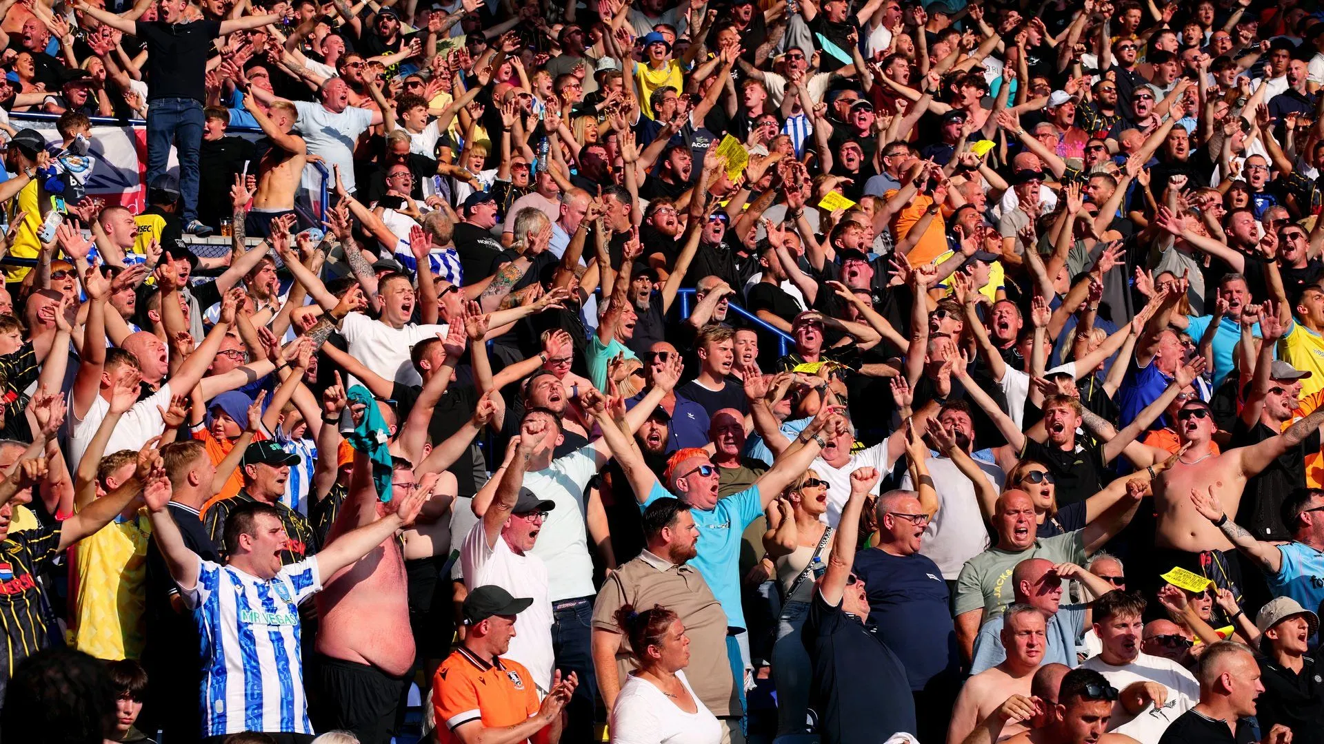 Cổ động viên Sheffield Wednesday ăn mừng hy vọng mới khi câu lạc bộ nhận được cập nhật về việc trả lương và quản trị tạm thời