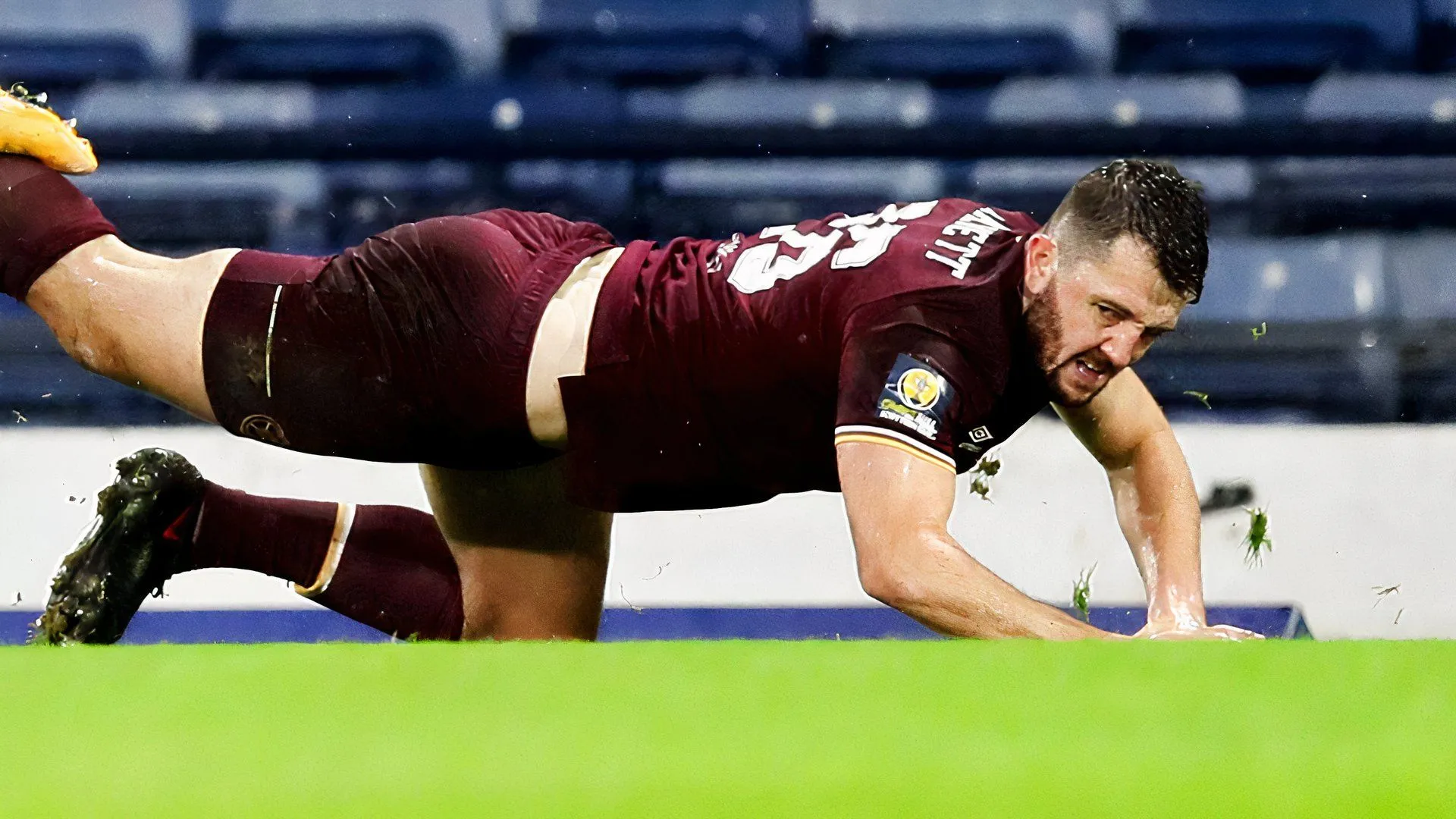 Craig Halkett trong màu áo Hearts, trung vệ ghi dấu ấn tại derby Edinburgh