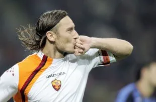 Francesco Totti ăn mừng, biểu tượng số 10 trong đội hình Spalletti