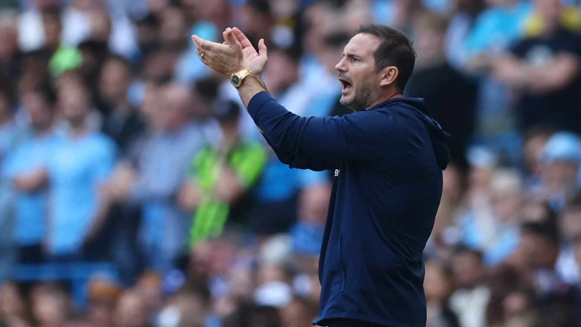 Frank Lampard chỉ đạo học trò trong trận đấu của Coventry City, thể hiện vai trò chiến lược của ông trong thành công đầu mùa