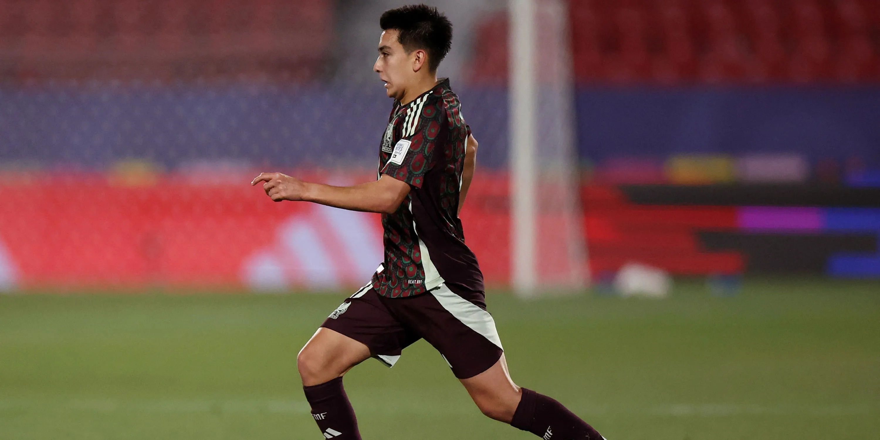 Gilberto Mora tranh bóng cho Mexico tại U20 World Cup