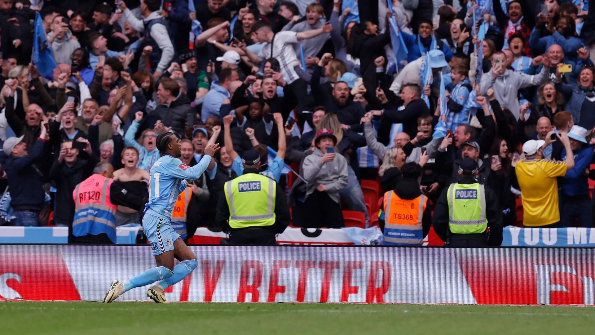 Haji Wright trong màu áo Coventry City, tượng trưng cho sự tiến bộ đội bóng