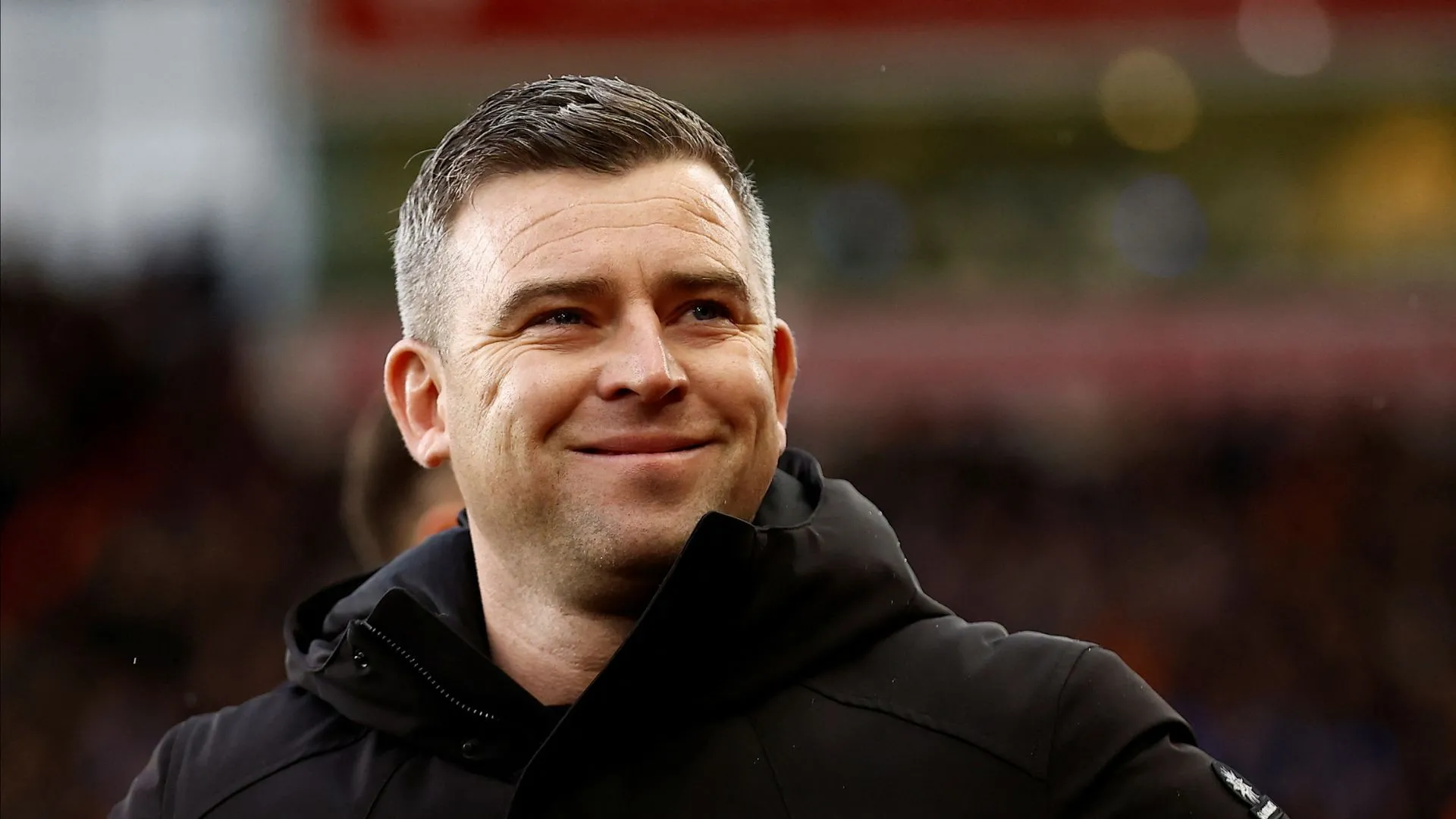 HLV Steven Schumacher của Bolton trên đường biên, biểu tượng của kế hoạch nhân sự và chiến thuật đội bóng