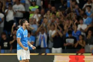 Khvicha Kvaratskhelia ăn mừng bàn thắng cho Napoli, lựa chọn chạy cánh trái của Spalletti