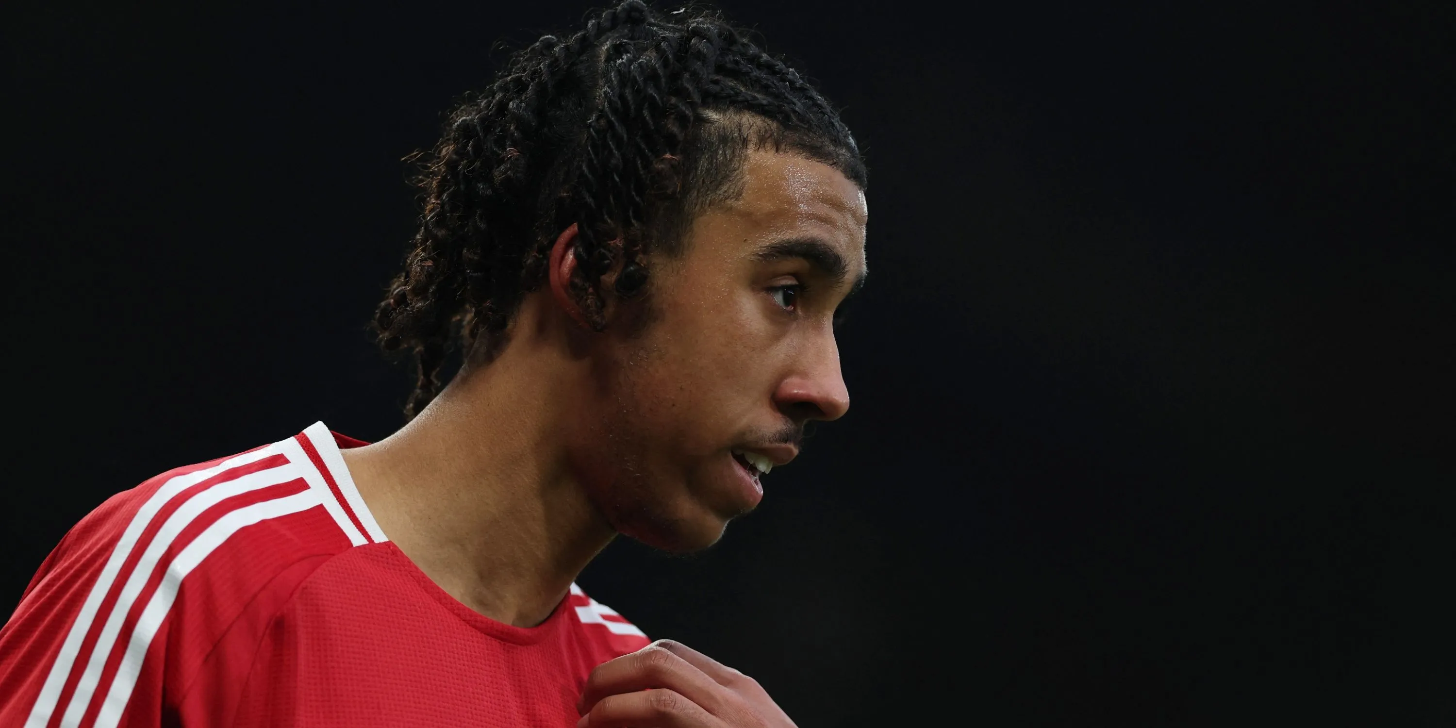 Leny Yoro đánh đầu phá bóng cho Man Utd