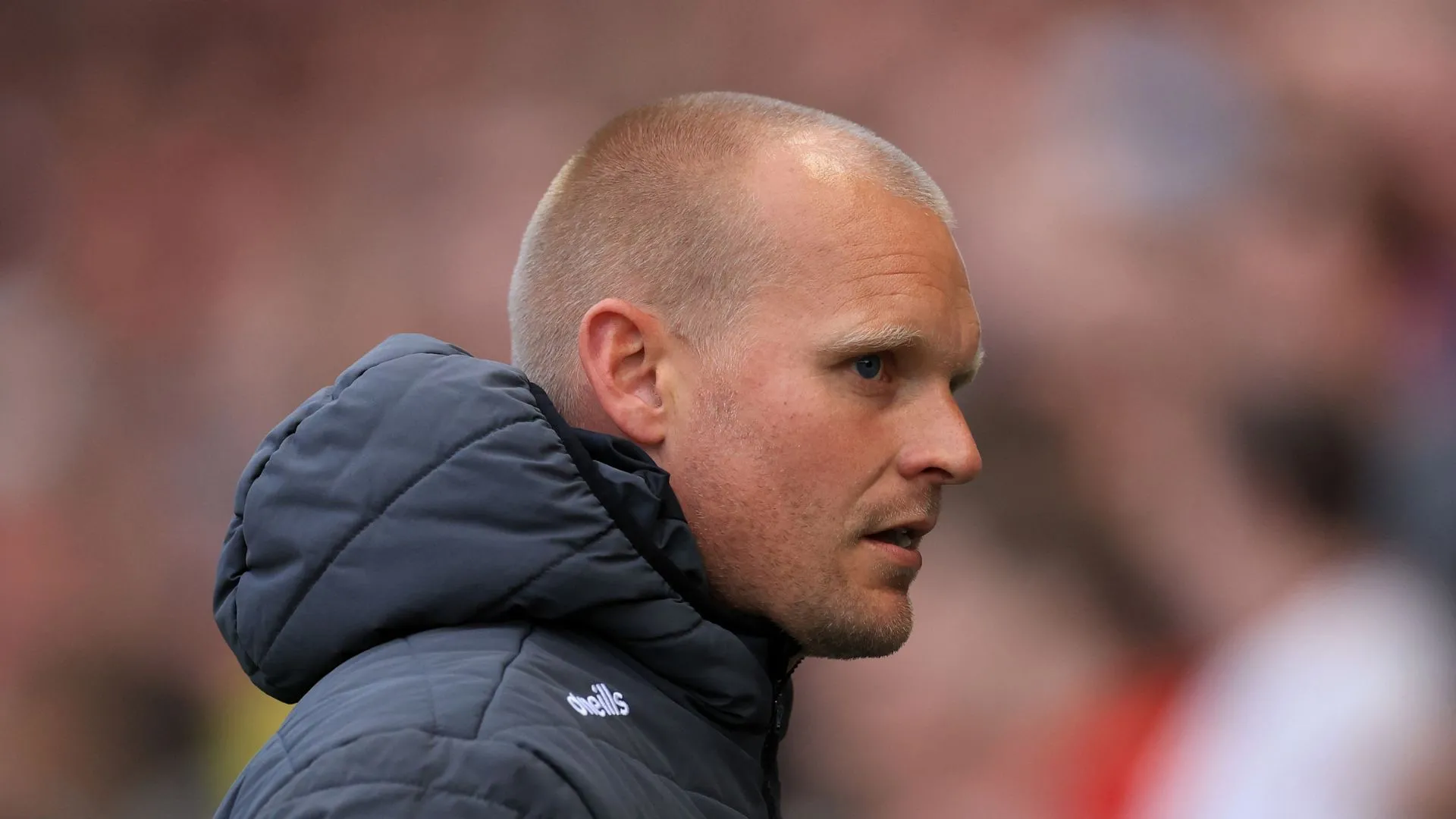 Liam Manning, huấn luyện viên Norwich City, chịu sức ép khi đội xếp 23 ở Championship