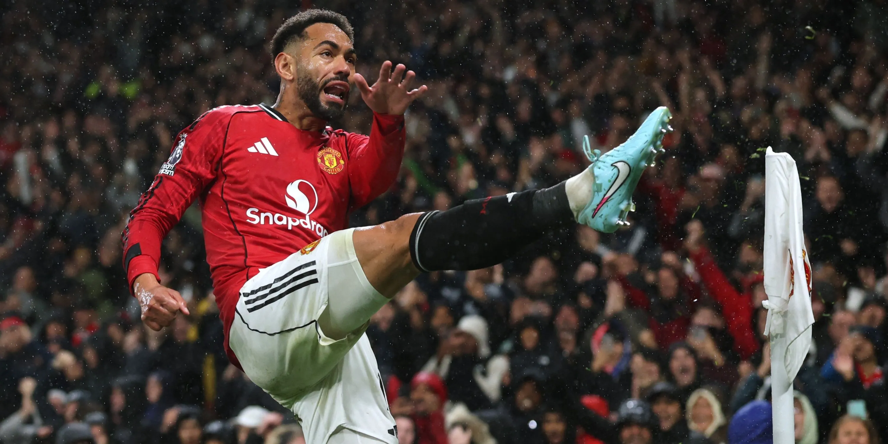 Matheus Cunha đi bóng trong màu áo Man Utd