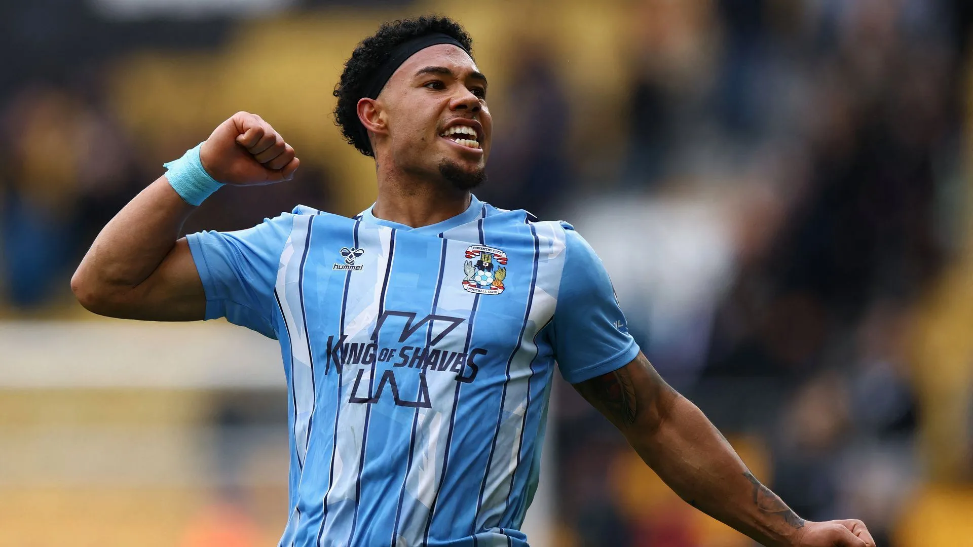 Milan van Ewijk tranh chấp bóng trong màu áo Coventry