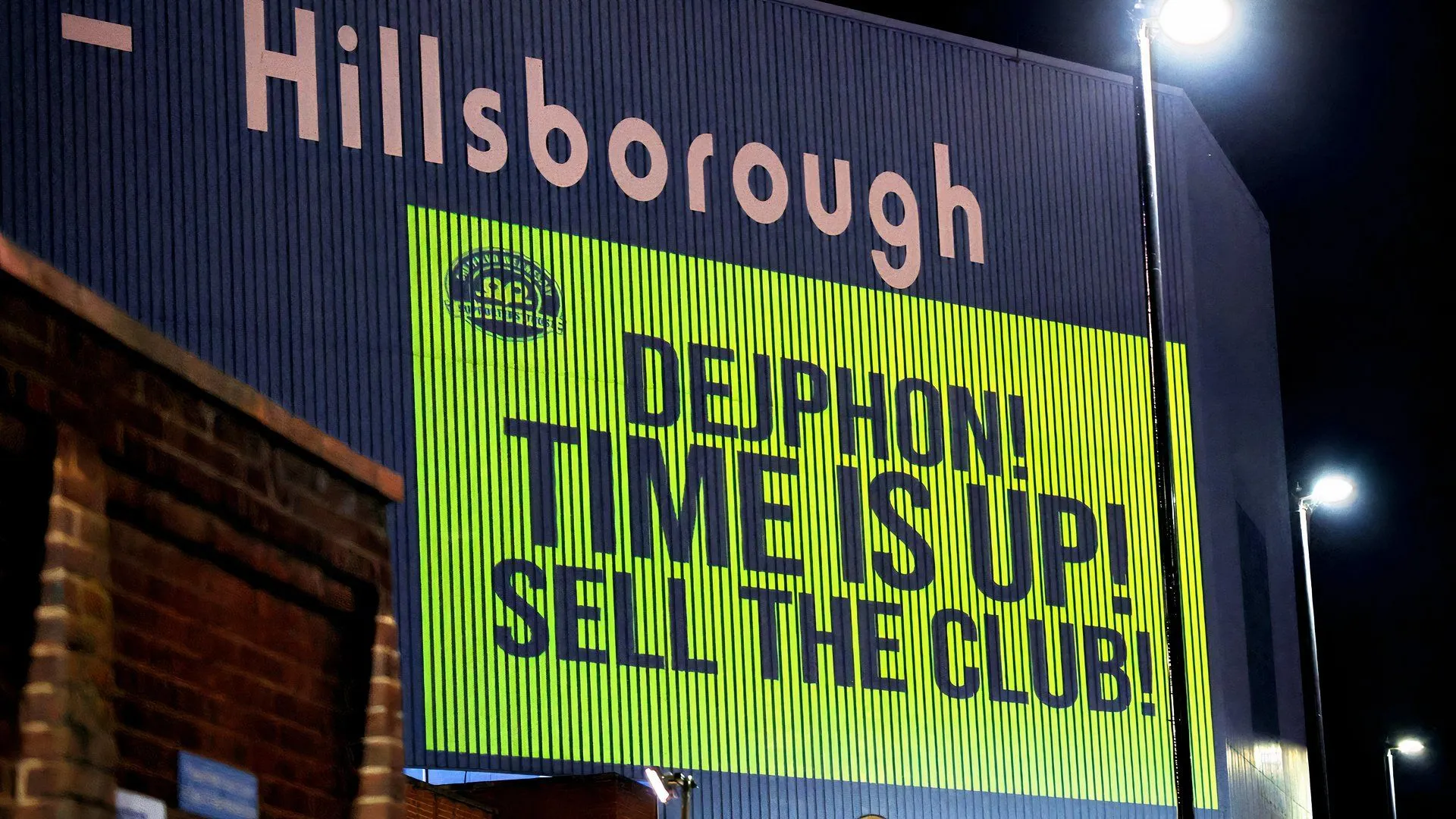 Người hâm mộ Sheffield Wednesday biểu tình phản đối chủ sở hữu Dejphon Chansiri trước những vấn đề tài chính của CLB