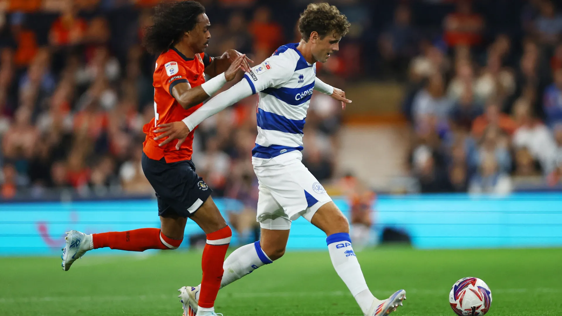 Nicolas Madsen ăn mừng sau trận đấu, cầu thủ Đan Mạch là trung tâm lối chơi tấn công của QPR