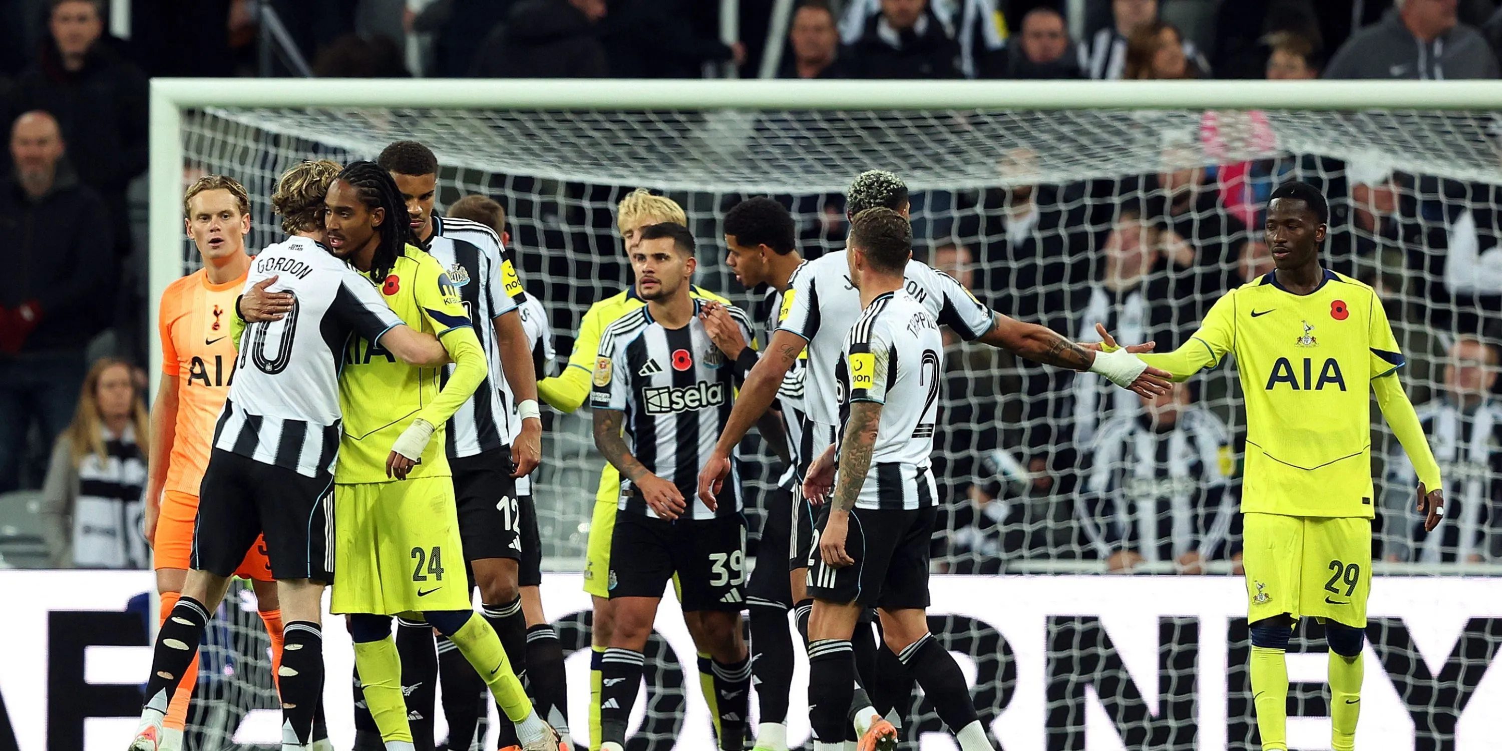 Pape Sarr gặp khó khi bị giới hạn vai trò ở tuyến giữa, để mất bóng 10 lần