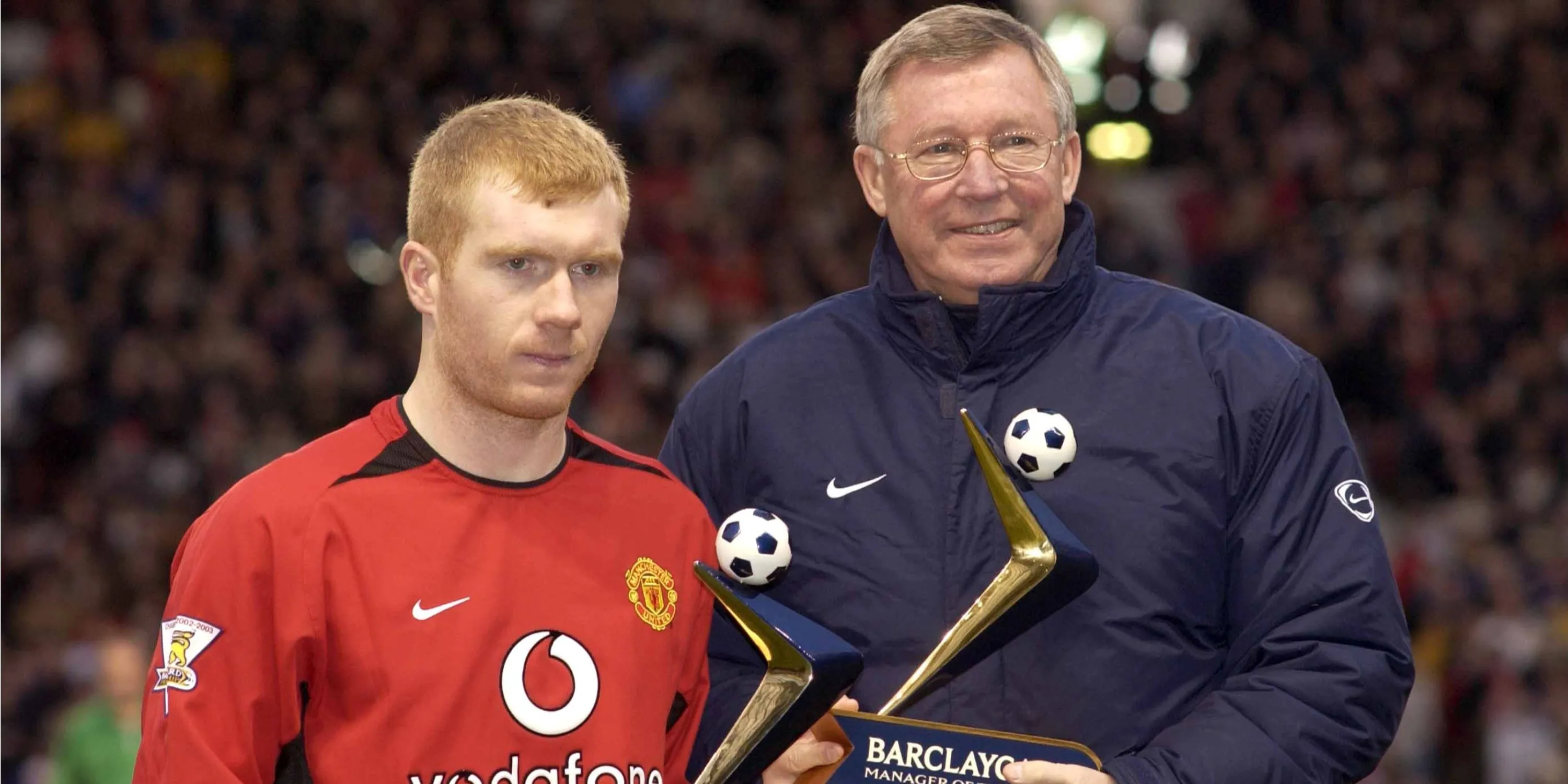 Paul Scholes và Sir Alex Ferguson trong một khoảnh khắc tại Old Trafford, hình ảnh gợi nhớ sự nghiệp huy hoàng của Scholes
