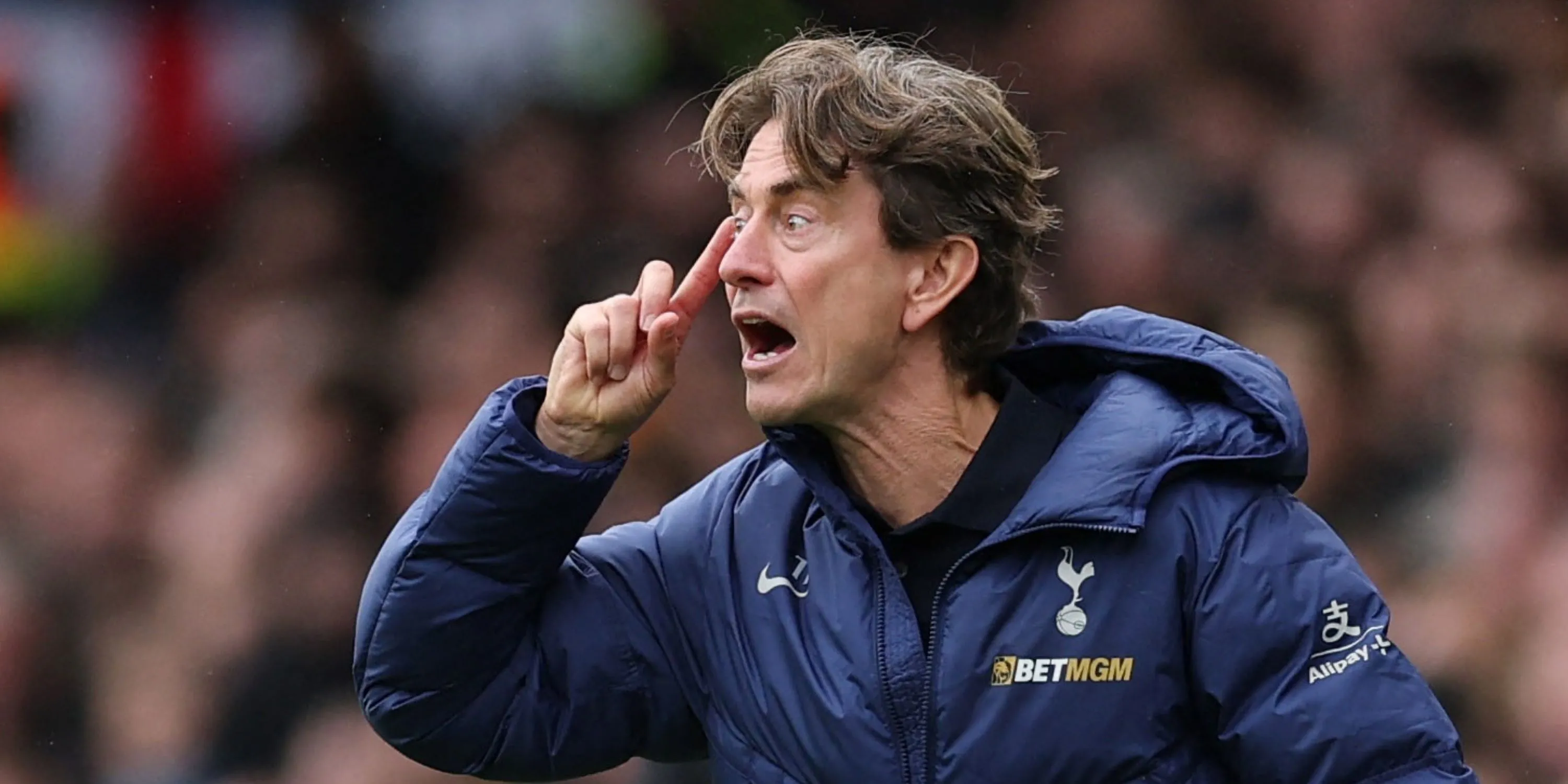 Pha tranh cãi trước khung thành Tottenham và Thomas Frank trên đường biên