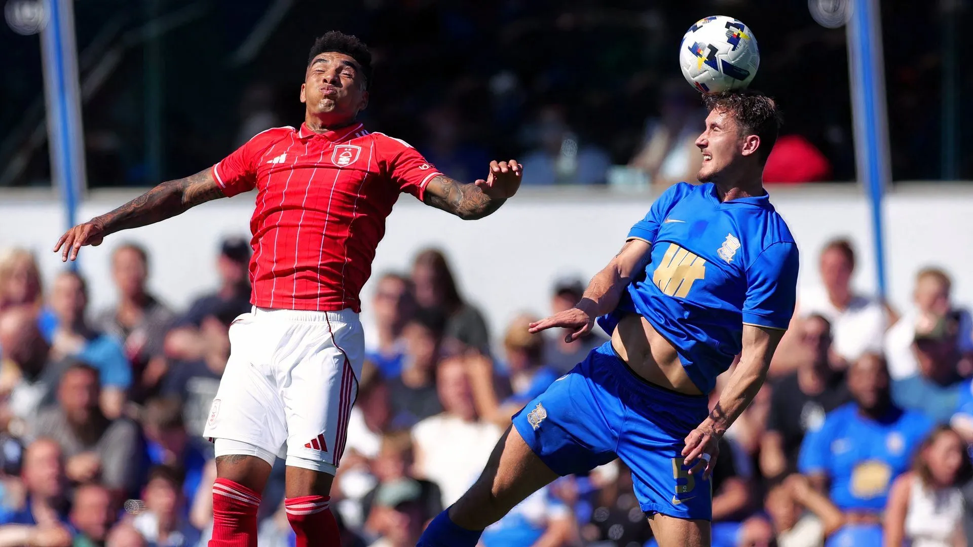 Phil Neumann phòng ngự chắc chắn cho Birmingham City trong trận đấu với Nottingham Forest, biểu hiện khả năng bọc lót và ghi bàn