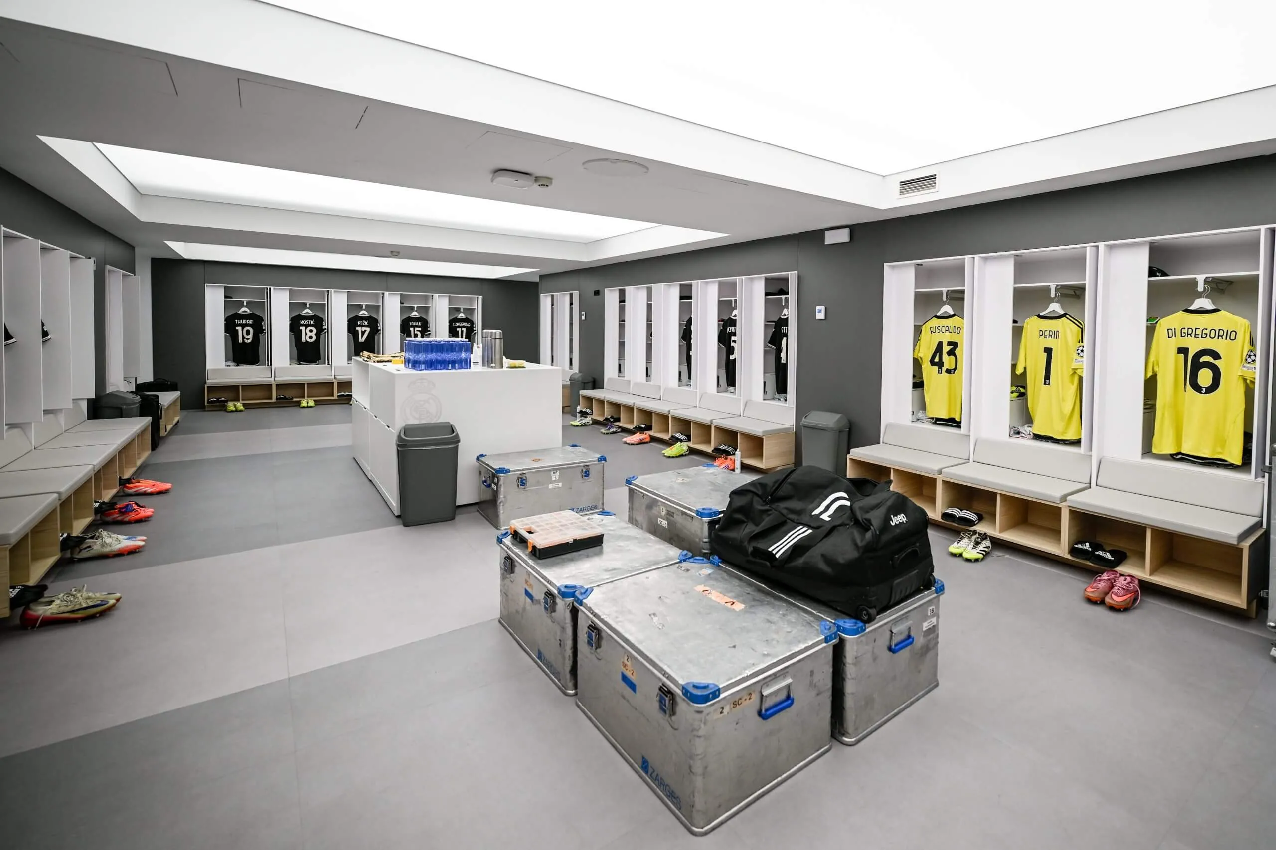 Phòng thay đồ đội khách có thể thiếu tiện nghi hoặc bị thiết kế gây bất tiện, tạo áp lực tâm lý