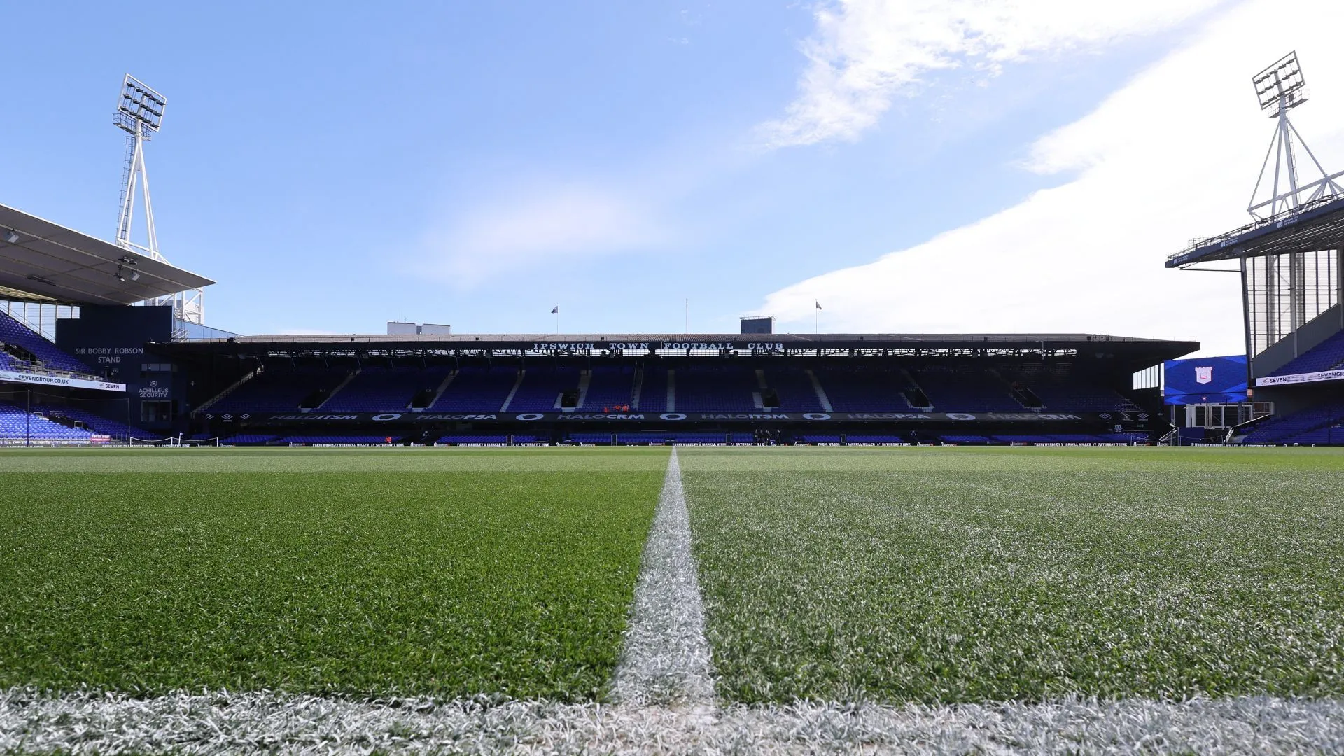 Portman Road, mái nhà của Ipswich Town trong hành trình vươn lên