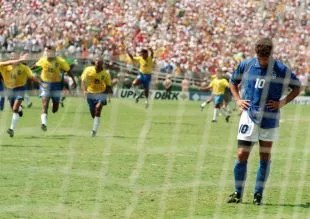 Roberto Baggio cúi gằm mặt sau khi đá hỏng phạt đền tại World Cup 1994, minh họa cho nỗi đau của cầu thủ trên chấm 11m