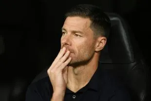 Xabi Alonso của Real Madrid quan sát trận đấu — ví dụ về cách CLB theo dõi và đánh giá lại các sản phẩm học viện trước quyết định chiêu mộ.